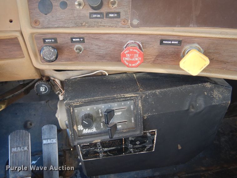 image for item KO9920 1983 Mack 400  semi truck