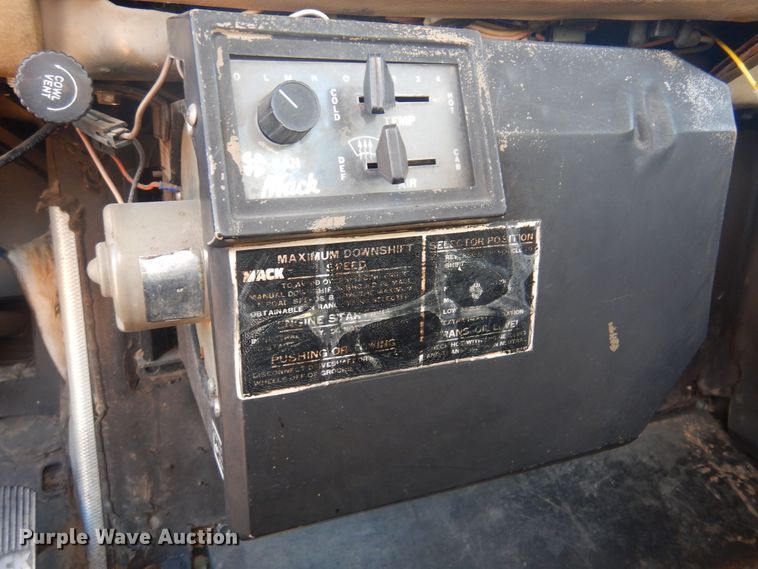 image for item KO9920 1983 Mack 400  semi truck