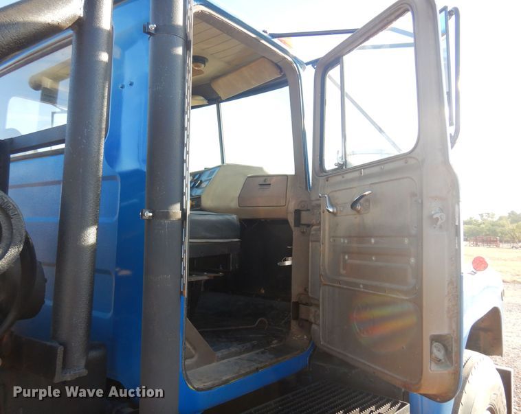 image for item KO9920 1983 Mack 400  semi truck