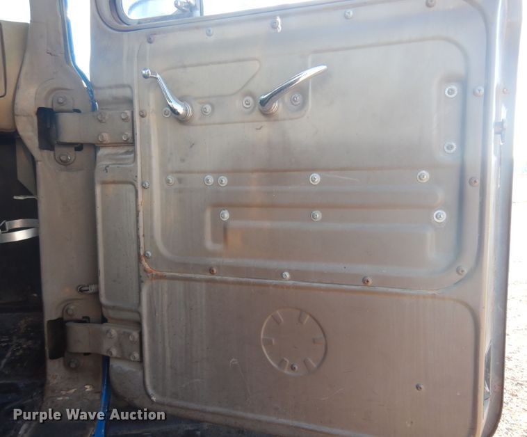 image for item KO9920 1983 Mack 400  semi truck