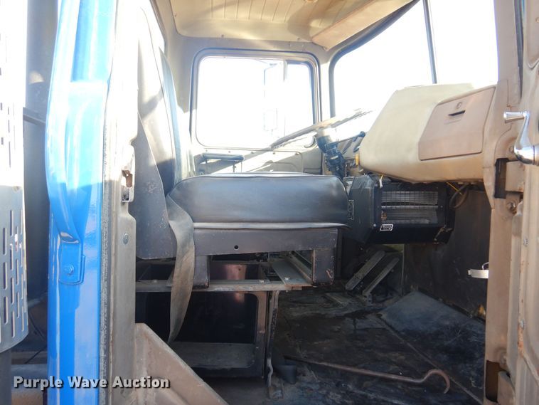 image for item KO9920 1983 Mack 400  semi truck