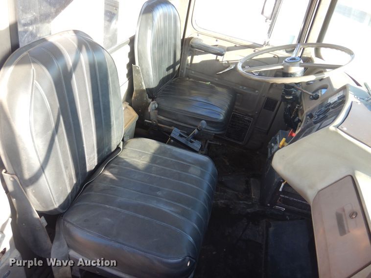 image for item KO9920 1983 Mack 400  semi truck