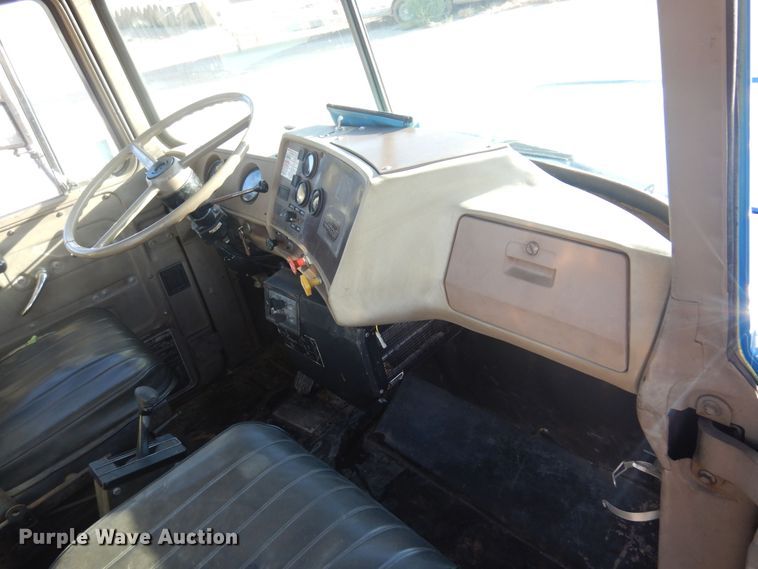 image for item KO9920 1983 Mack 400  semi truck