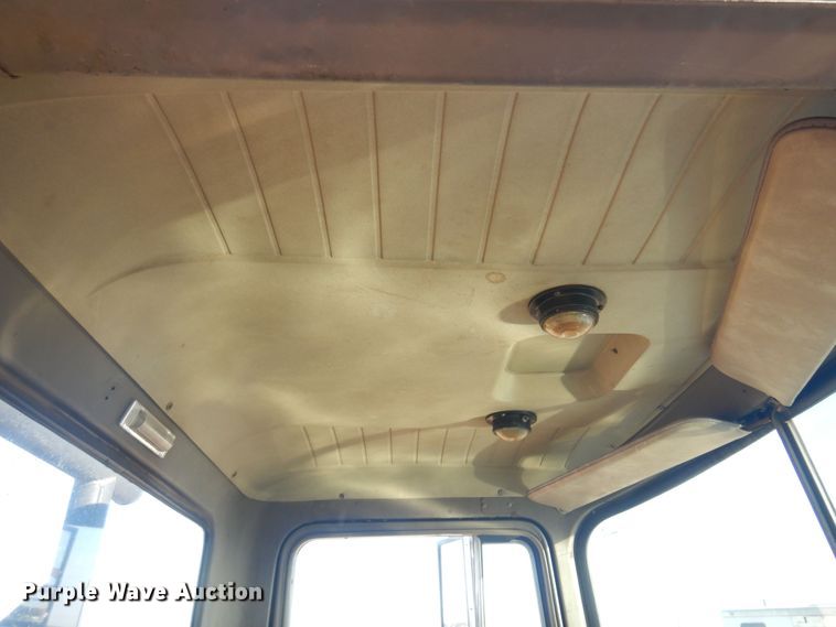 image for item KO9920 1983 Mack 400  semi truck