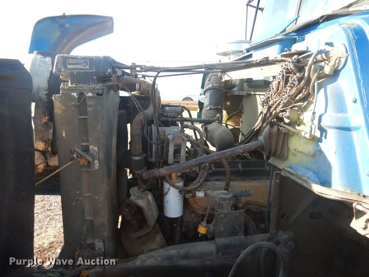 image for item KO9920 1983 Mack 400  semi truck