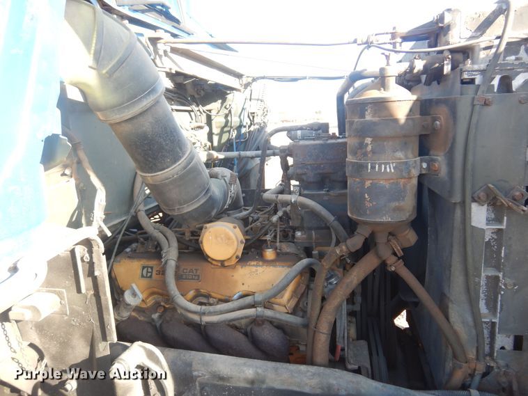 image for item KO9920 1983 Mack 400  semi truck