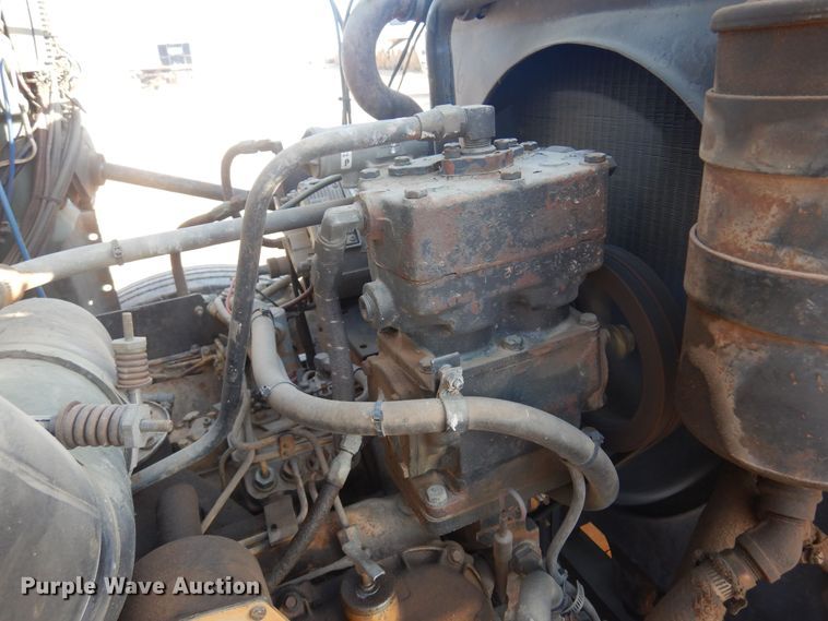 image for item KO9920 1983 Mack 400  semi truck