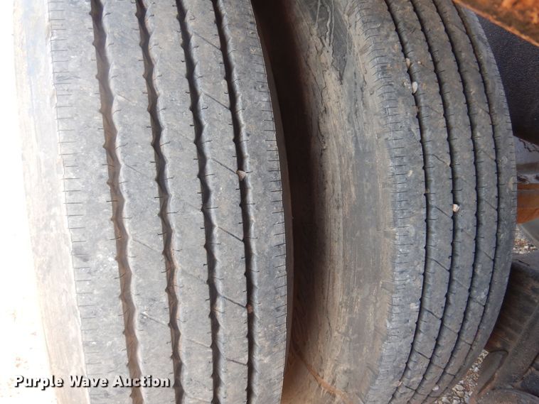 image for item KO9920 1983 Mack 400  semi truck