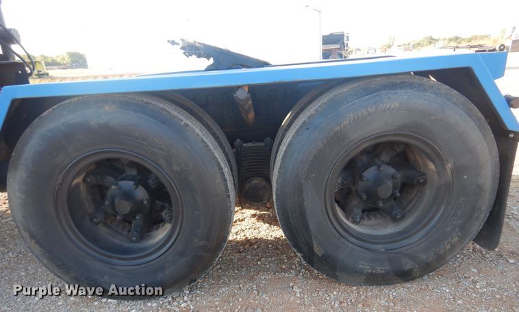 image for item KO9920 1983 Mack 400  semi truck