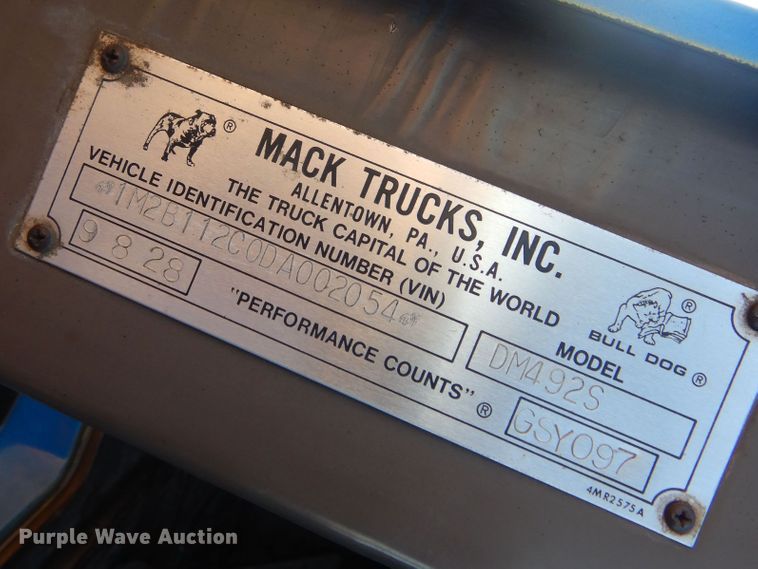 image for item KO9920 1983 Mack 400  semi truck