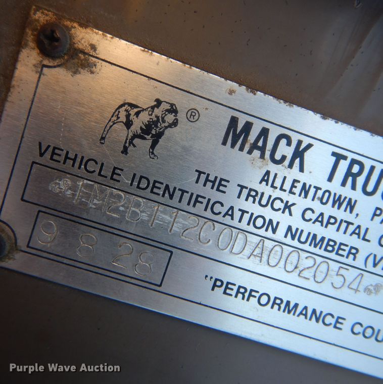 image for item KO9920 1983 Mack 400  semi truck