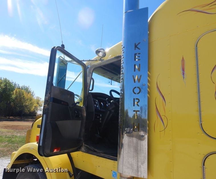 image for item KU9645 2007 Kenworth T800  semi truck