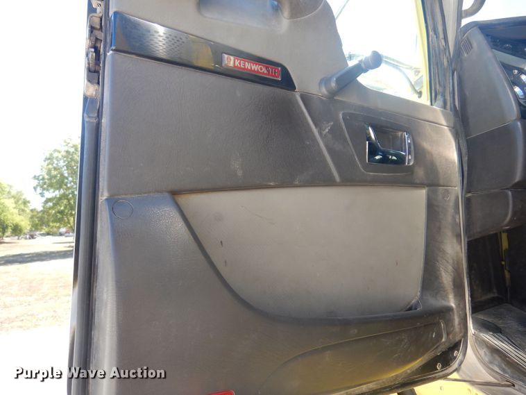 image for item KU9645 2007 Kenworth T800  semi truck