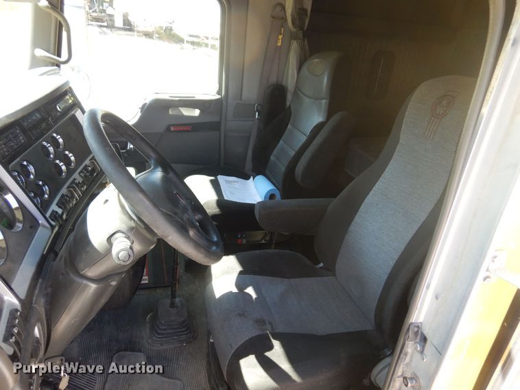 image for item KU9645 2007 Kenworth T800  semi truck