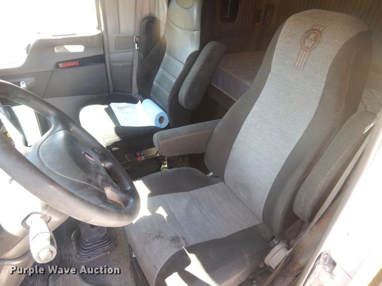 image for item KU9645 2007 Kenworth T800  semi truck