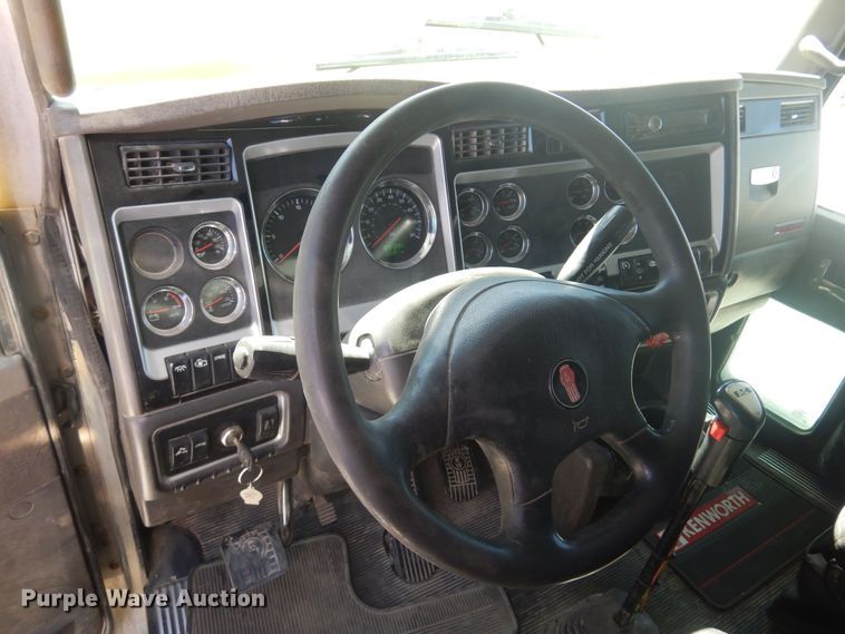 image for item KU9645 2007 Kenworth T800  semi truck