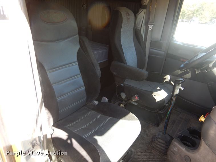 image for item KU9645 2007 Kenworth T800  semi truck