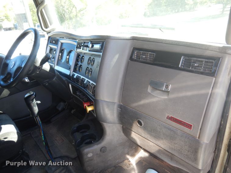 image for item KU9645 2007 Kenworth T800  semi truck