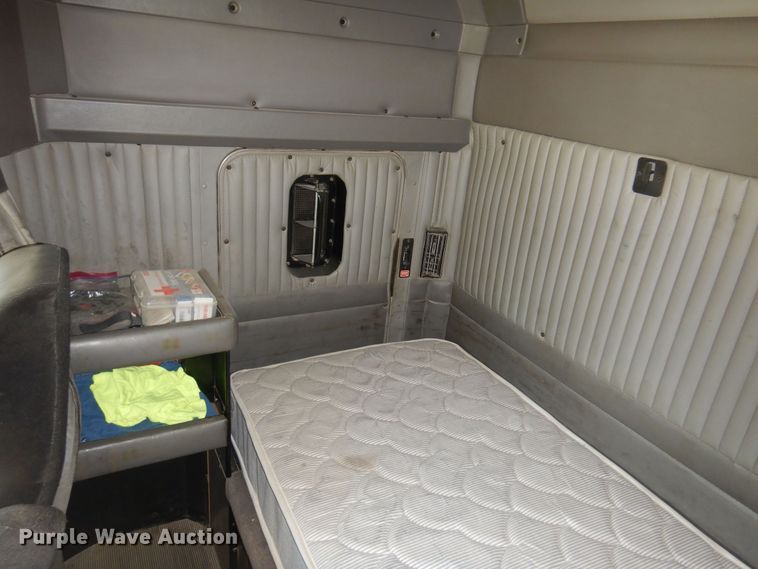 image for item KU9645 2007 Kenworth T800  semi truck