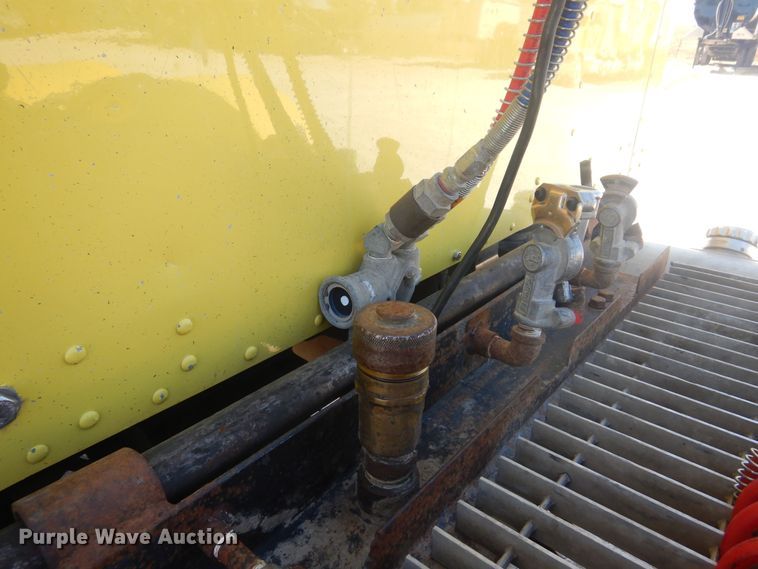 image for item KU9645 2007 Kenworth T800  semi truck