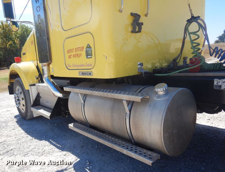 image for item KU9645 2007 Kenworth T800  semi truck