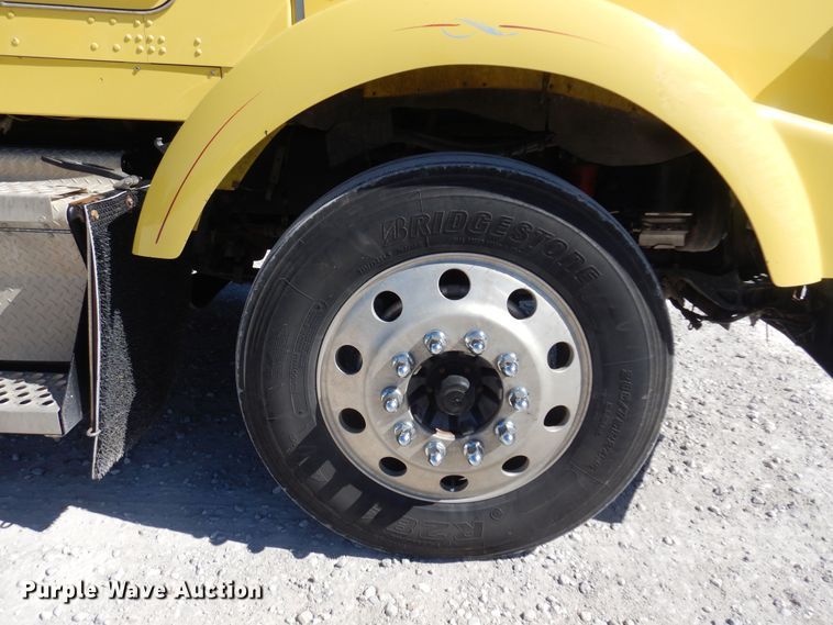 image for item KU9645 2007 Kenworth T800  semi truck