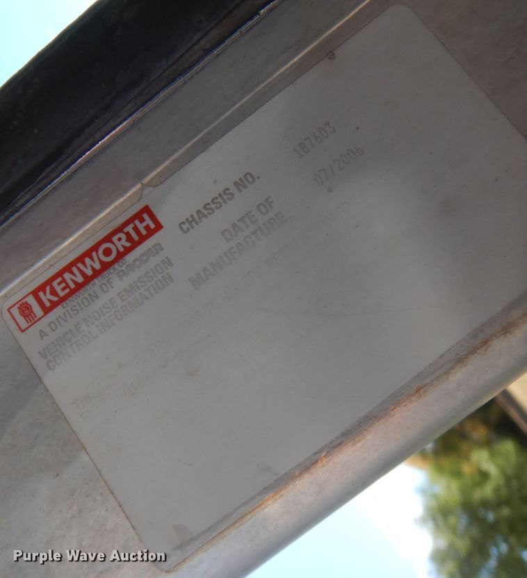 image for item KU9645 2007 Kenworth T800  semi truck