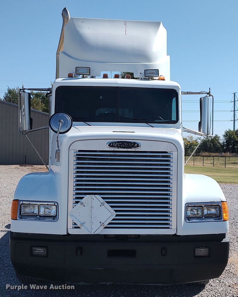 image for item LK9944 2000 Freightliner FLD  semi truck