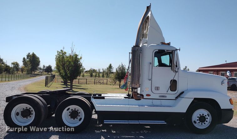image for item LK9944 2000 Freightliner FLD  semi truck