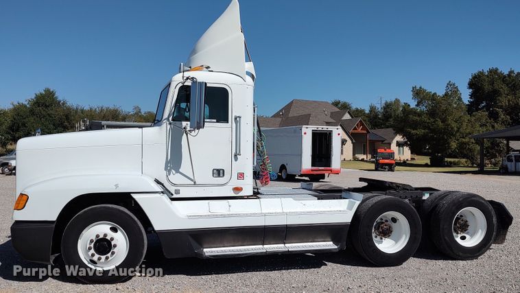 image for item LK9944 2000 Freightliner FLD  semi truck