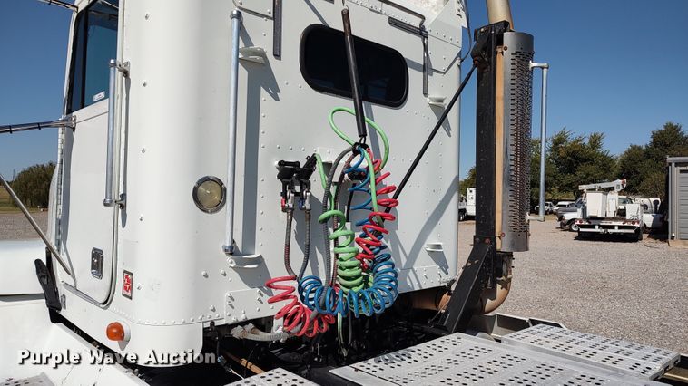 image for item LK9944 2000 Freightliner FLD  semi truck