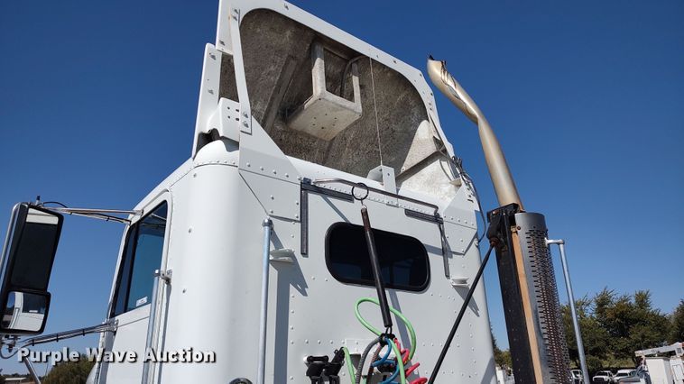 image for item LK9944 2000 Freightliner FLD  semi truck