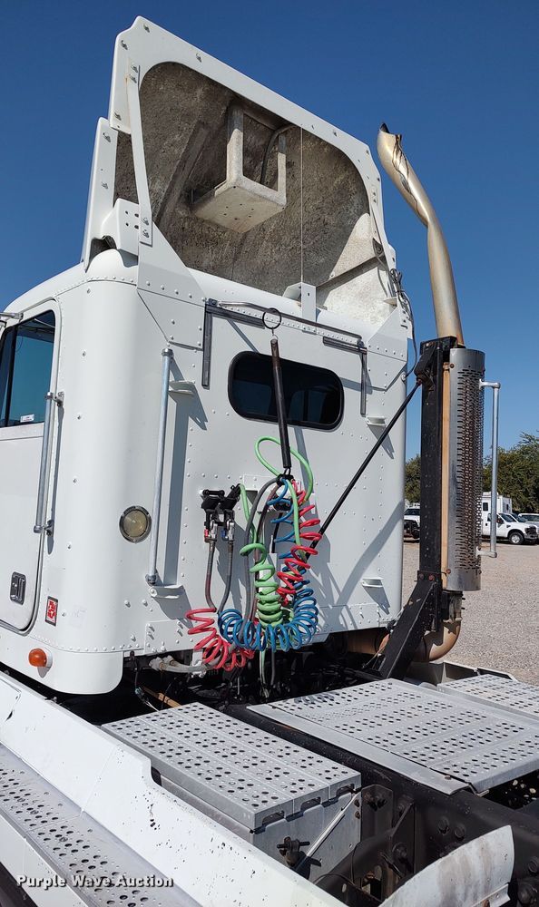 image for item LK9944 2000 Freightliner FLD  semi truck