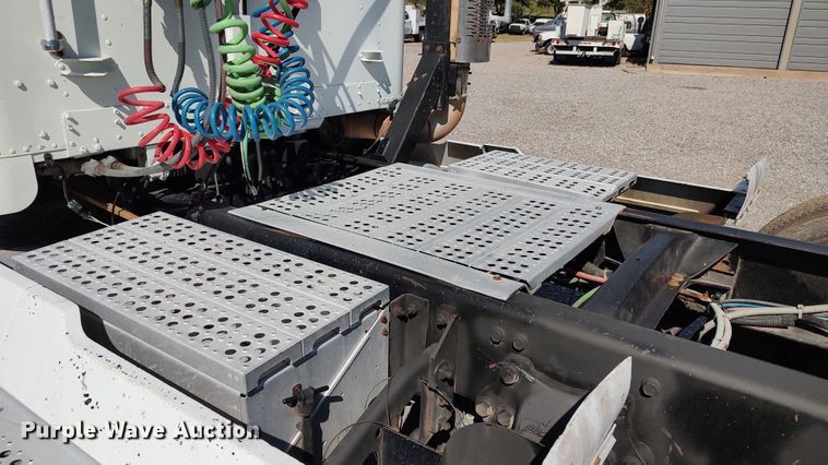 image for item LK9944 2000 Freightliner FLD  semi truck