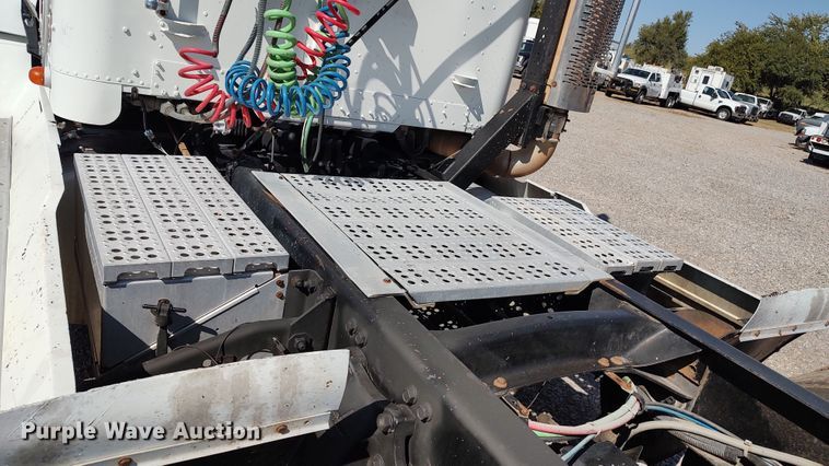 image for item LK9944 2000 Freightliner FLD  semi truck