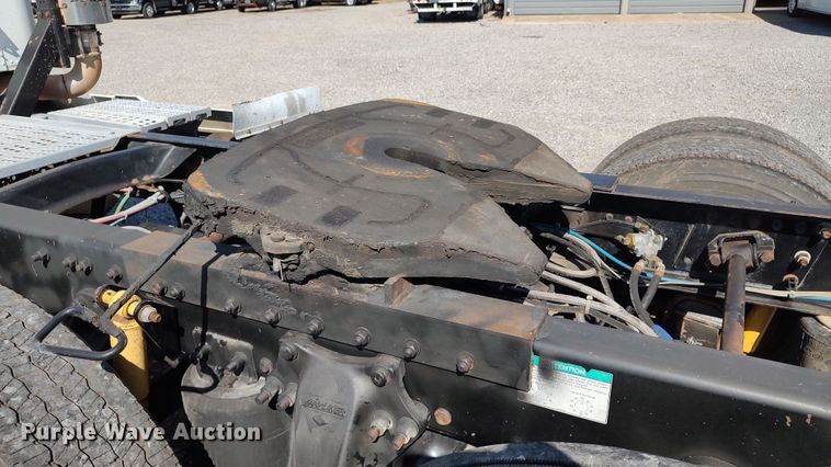 image for item LK9944 2000 Freightliner FLD  semi truck