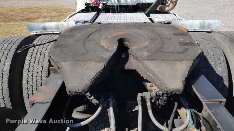 image for item LK9944 2000 Freightliner FLD  semi truck