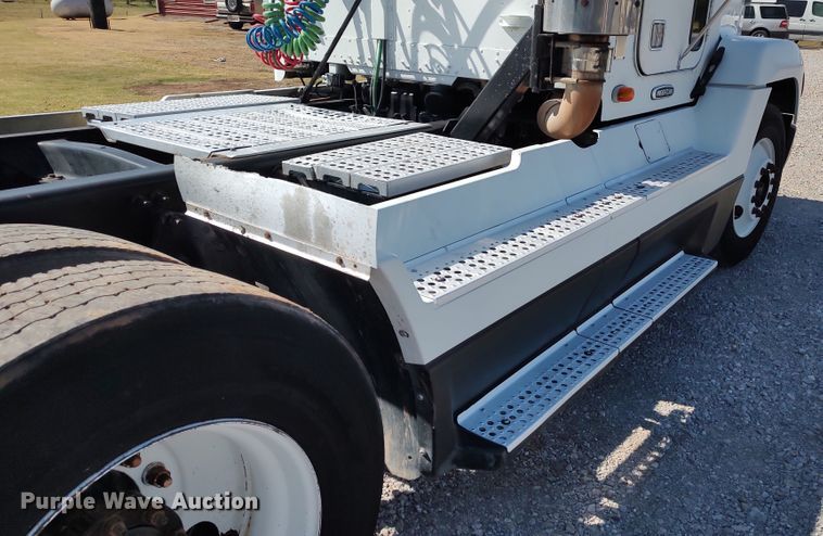 image for item LK9944 2000 Freightliner FLD  semi truck