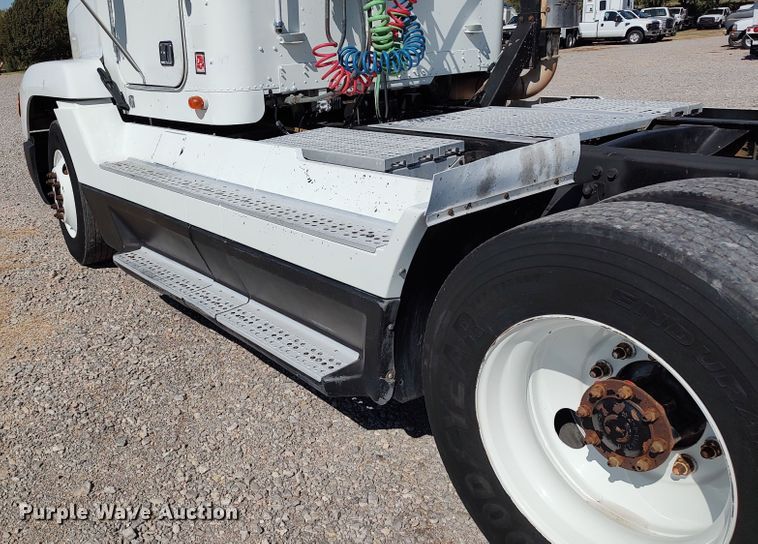 image for item LK9944 2000 Freightliner FLD  semi truck