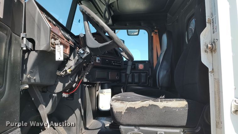 image for item LK9944 2000 Freightliner FLD  semi truck