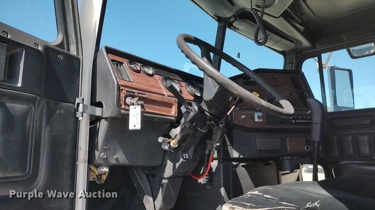 image for item LK9944 2000 Freightliner FLD  semi truck