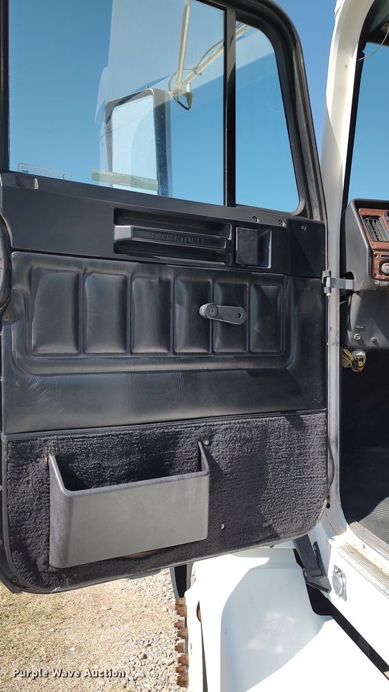 image for item LK9944 2000 Freightliner FLD  semi truck