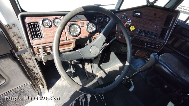 image for item LK9944 2000 Freightliner FLD  semi truck