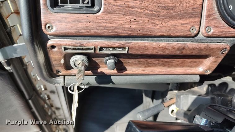 image for item LK9944 2000 Freightliner FLD  semi truck