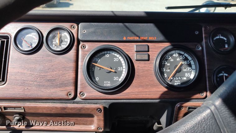 image for item LK9944 2000 Freightliner FLD  semi truck