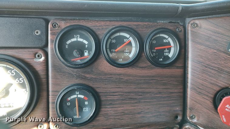 image for item LK9944 2000 Freightliner FLD  semi truck