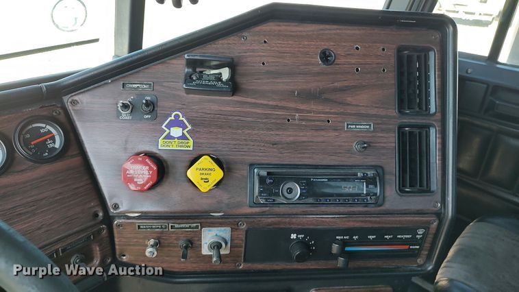 image for item LK9944 2000 Freightliner FLD  semi truck