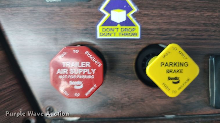 image for item LK9944 2000 Freightliner FLD  semi truck