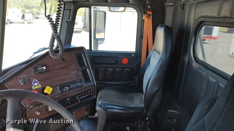 image for item LK9944 2000 Freightliner FLD  semi truck