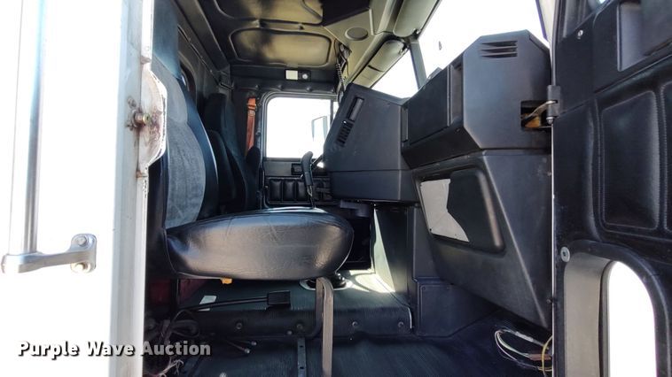 image for item LK9944 2000 Freightliner FLD  semi truck